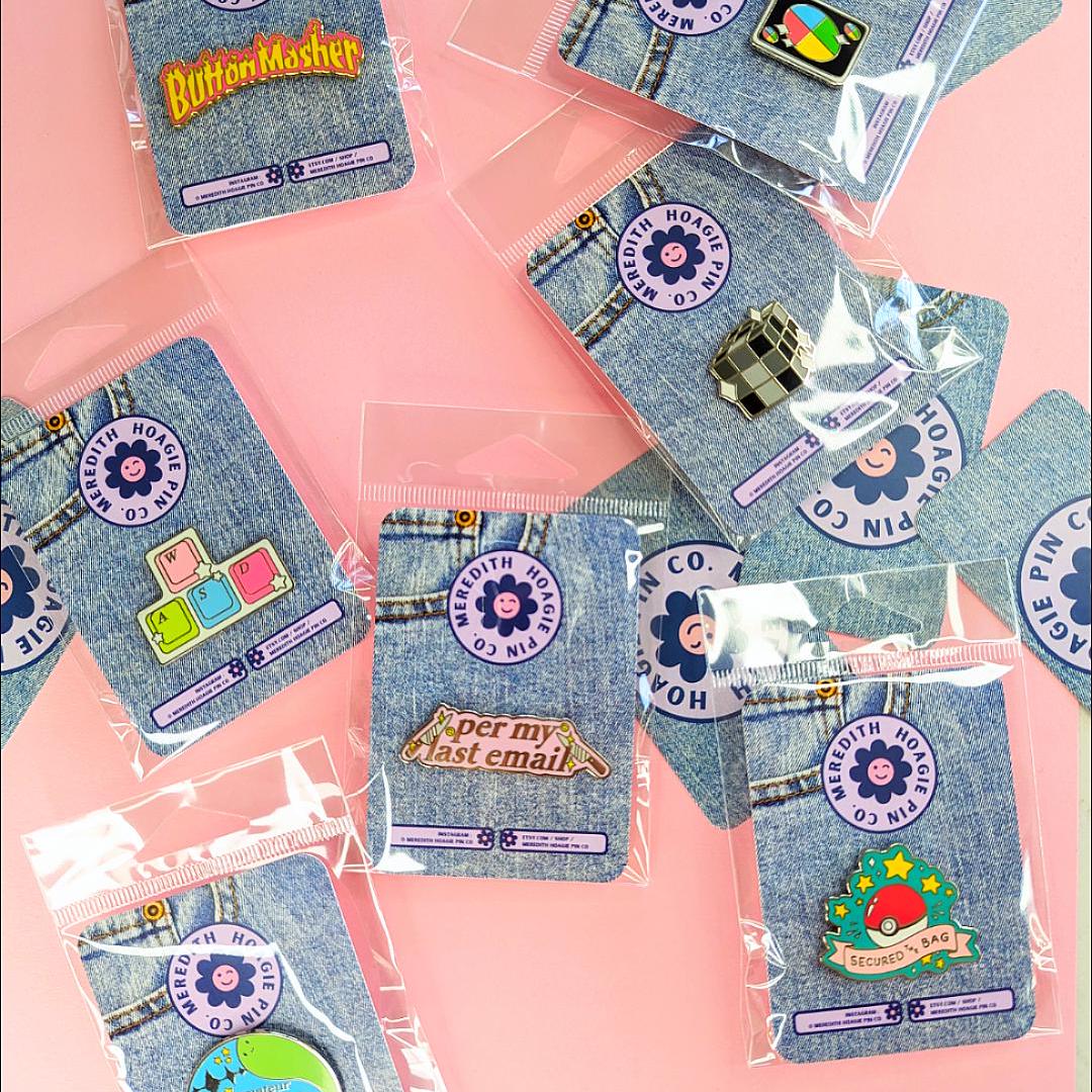 Wild Card Enamel Pin - Cute Pin Badge Gift for Card Game Fans, Geeky Nerdy Gift for Family & Kids, Enamel Pin Inspired by the Uno Card Game